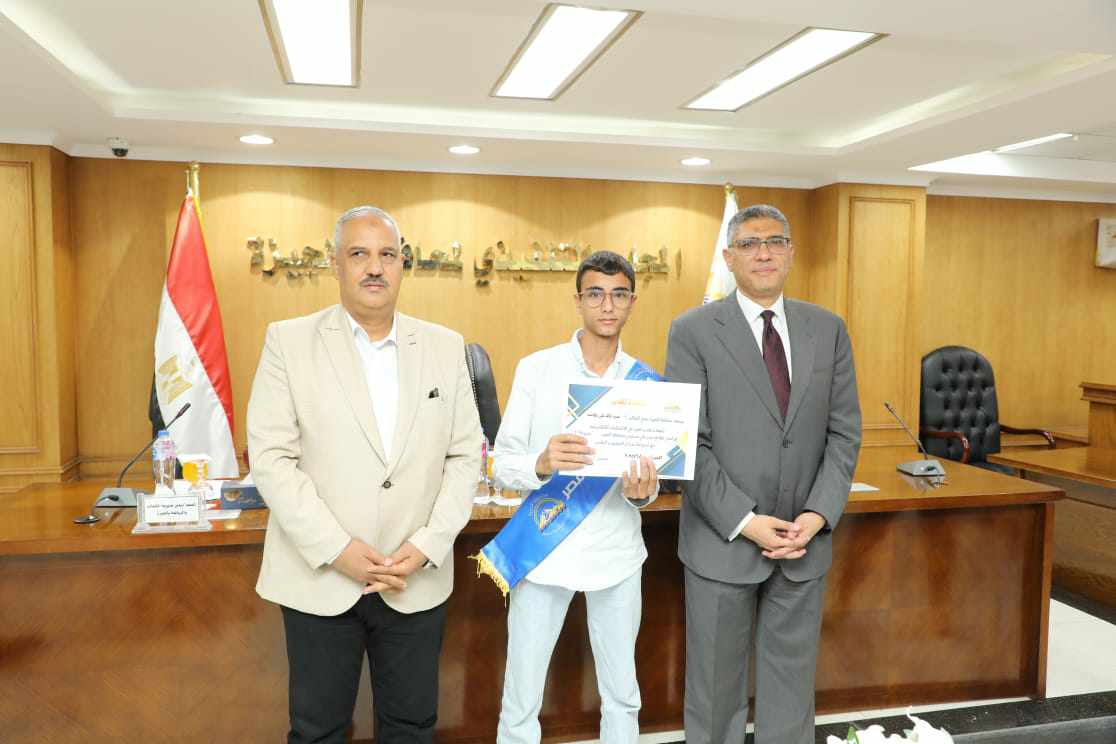 محافظ الجيزة يكرم الفائزين في برلمان الطلائع