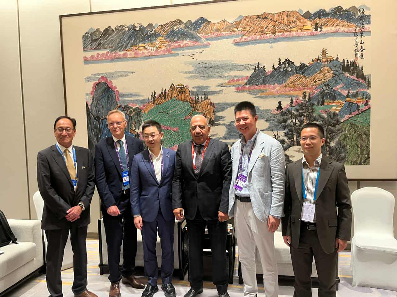 على هامش مؤتمر شنغهاي.. وزير الكهرباء يبحث سبل دعم  وزيادة استثمارات الشركات فى مصر