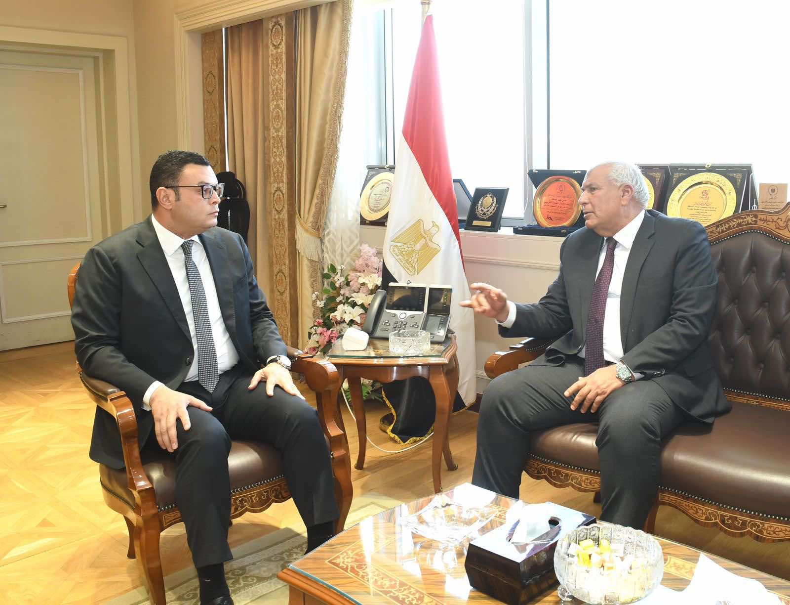 وزير الإسكان ومحافظ الوادي الجديد يبحثان عدداً من ملفات التعاون المشترك المتعلقة بمياه الشرب