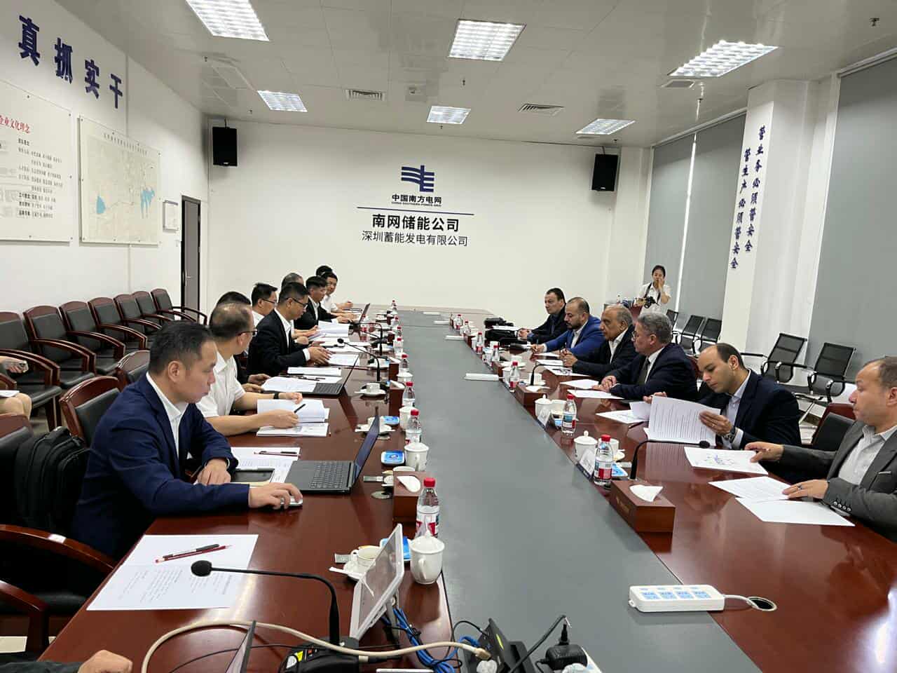 وزير الكهرباء يقوم بزيارة ميدانية إلى شركة شبكة كهرباء جنوب الصين الدولية
