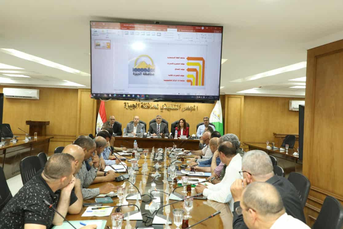 محافظ الجيزة يترأس اجتماع رؤساء الأحياء والمراكز