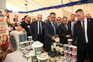 بتخفيضات تصل لـ30%.. وزير التموين ومحافظ الشرقية يفتتحان سوق اليوم الواحد بالعاشر من رمضان