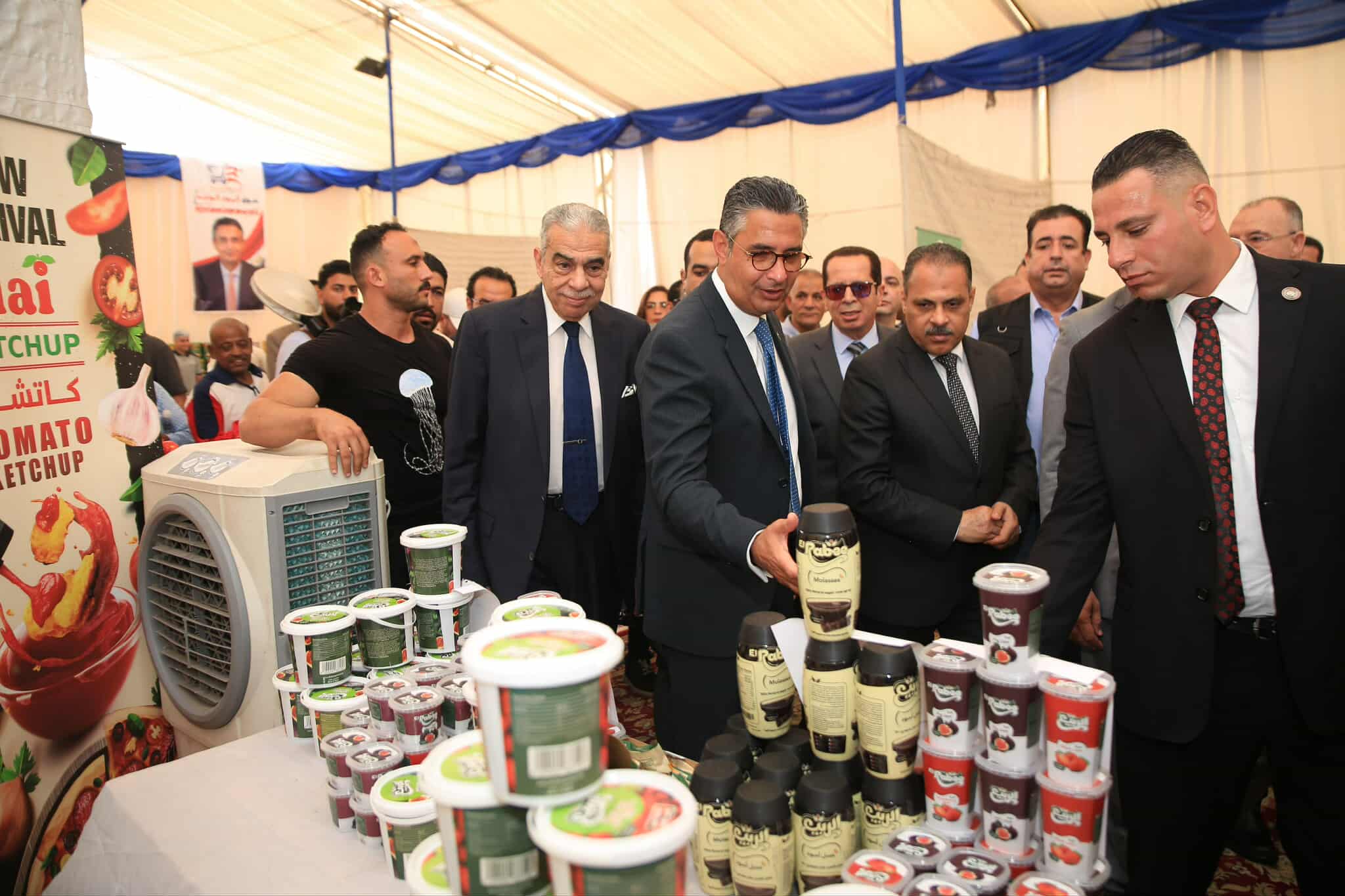 بتخفيضات تصل لـ30%.. وزير التموين ومحافظ الشرقية يفتتحان سوق اليوم الواحد بالعاشر من رمضان