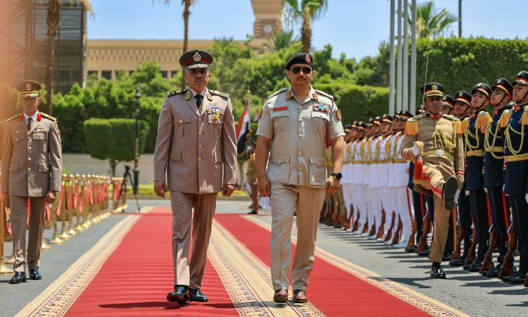 رئيس أركان الجيش المصري يلتقي رئيس أركان القوات البرية الليبية