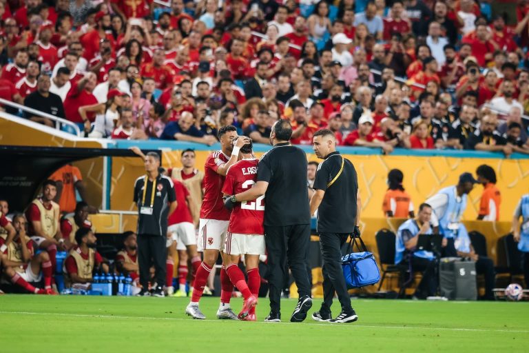 امام عاشور عقب اصابته