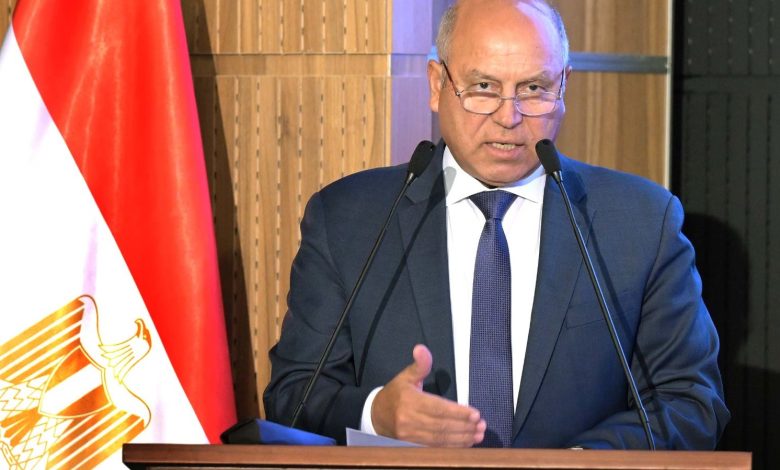 الفريق كامل الوزير وزير الصناعة و النقل - صورة أرشيفية