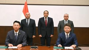 توقيع عقد مشروع إقامة مجمع صناعي لإنتاج مستلزمات الطاقة الشمسية بالسخنة