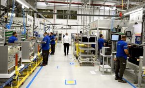 مدبولي يفتتح مصنعًا للأجهزة المنزلية وأكبر مستودع للتجارة الإلكترونية لشركة “جوميا”