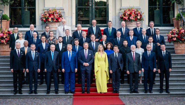 زيلينسكي يعلن عقد لقاء مطول مع ترامب بعد قمة الناتو