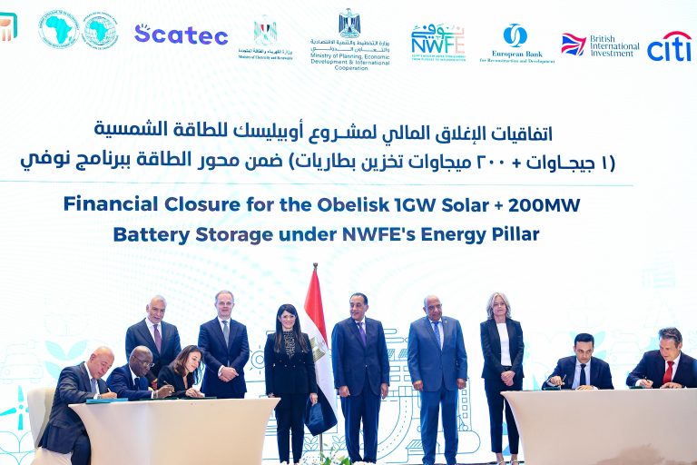 جانب من التوقيع