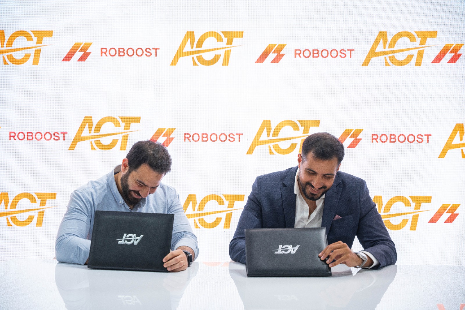 ACT تُوقع شراكة استراتيجية مع Roboost لدمج الذكاء الاصطناعي في توصيل طلبات المطاعم