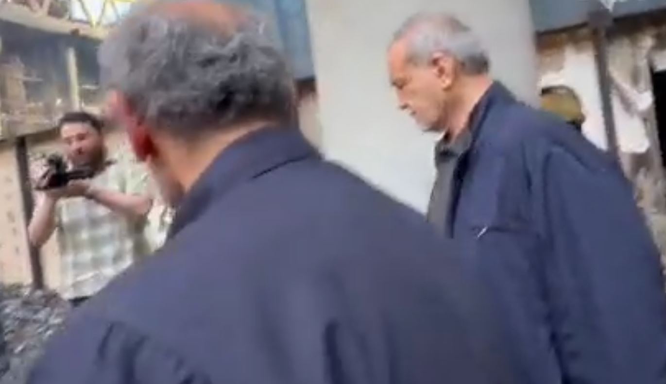 الرئيس الإيراني يزور مبنى الإذاعة والتلفزيون بعد استهدافه من قِبل إسرائيل