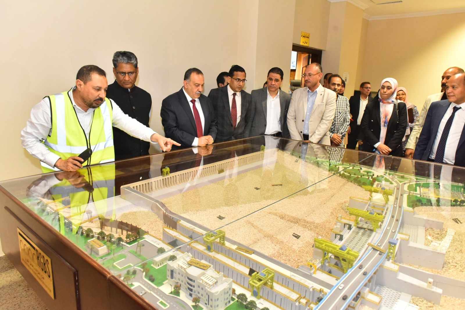 المحافظ يرافق سفير الهند لدى مصر لتفقد مشروع قناطر أسيوط الجديدة ومحطتها الكهرومائية