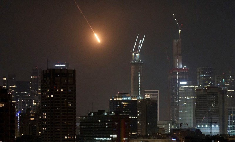 تصعيد غير مسبوق بالشرق الأوسط.. «صواريخ إيران تضرب إسرائيل» وتل أبيب ترد