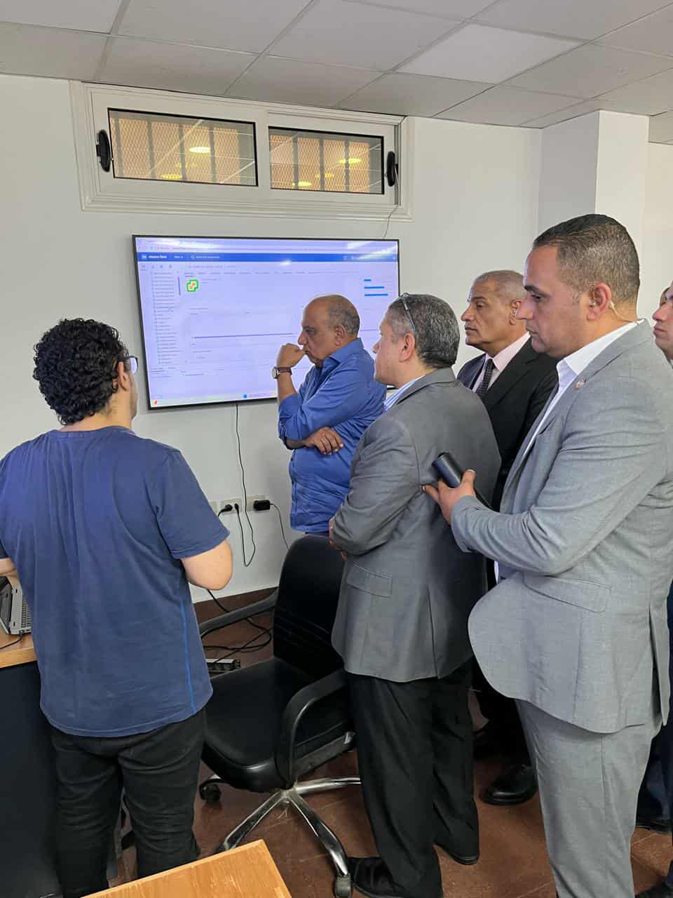 وزير الكهرباء يتفقد محطة محولات الهضبة 2 ومجمع المخزون الإستراتيجي للكابلات بهضبة الأهرامات 