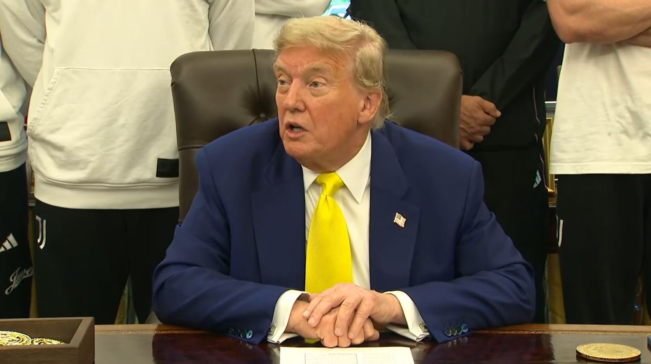 ترامب يلوّح بـ«خطة لكل شيء» بشأن إيران 