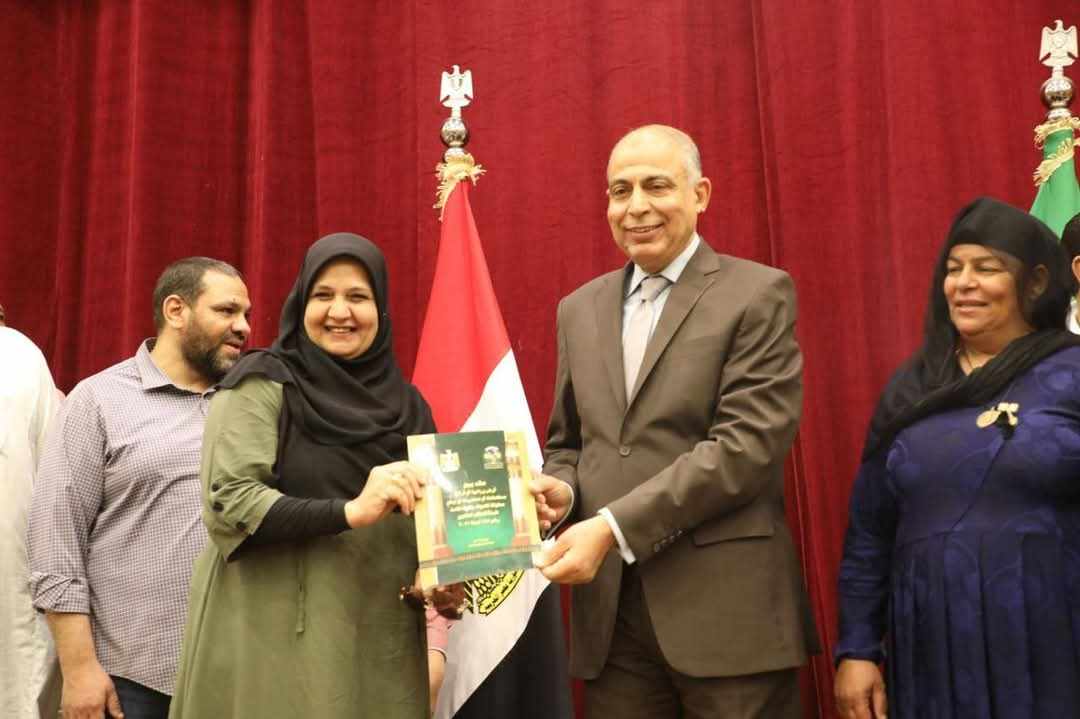 محافظ المنيا يسلم ٣٢٨ عقدا  تقنين أراضي أملاك الدولة