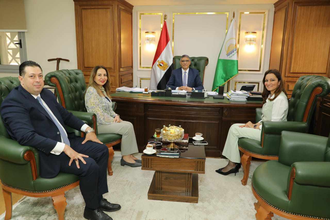 محافظ الجيزة يكرِّم خريجي البرامج التدريبية الرقمية والإدارية