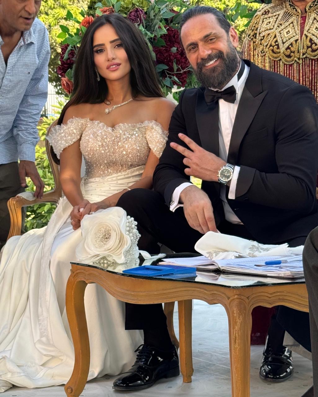 زينة تشارك جمهورها صور من حفل زفافها في رواية أحدهم- ورد وشيكولاتة