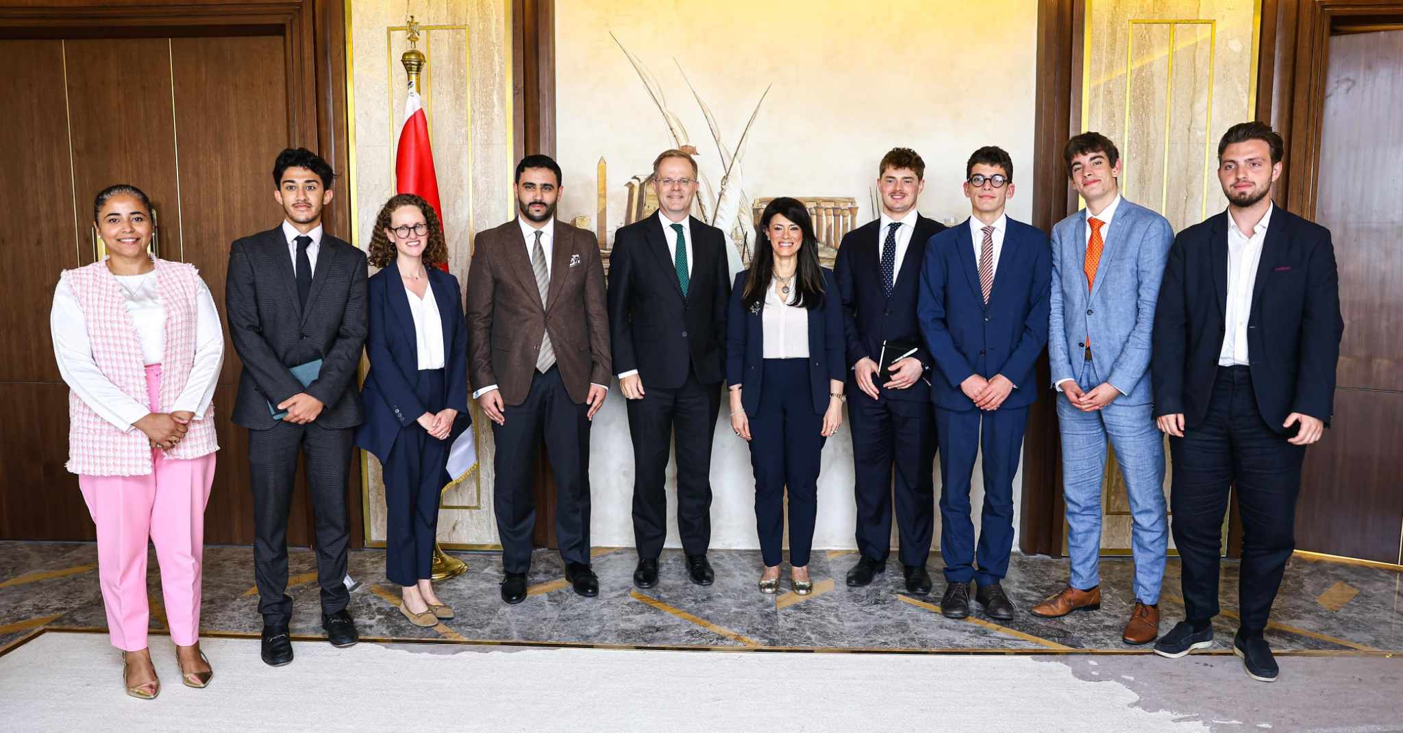 «المشاط» تلتقي بمجموعة من طلاب كبرى الجامعات بالمملكة المتحدة