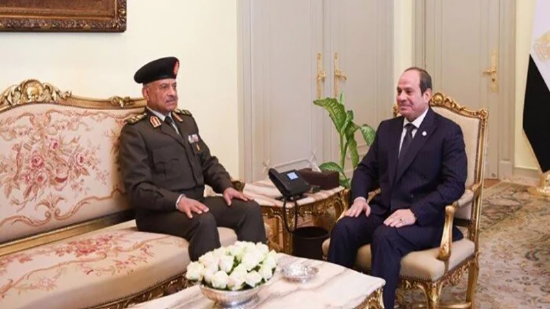 الرئيس السيسي يستقبل وزير الدفاع في القصر الرئاسي بمدينة العلمين