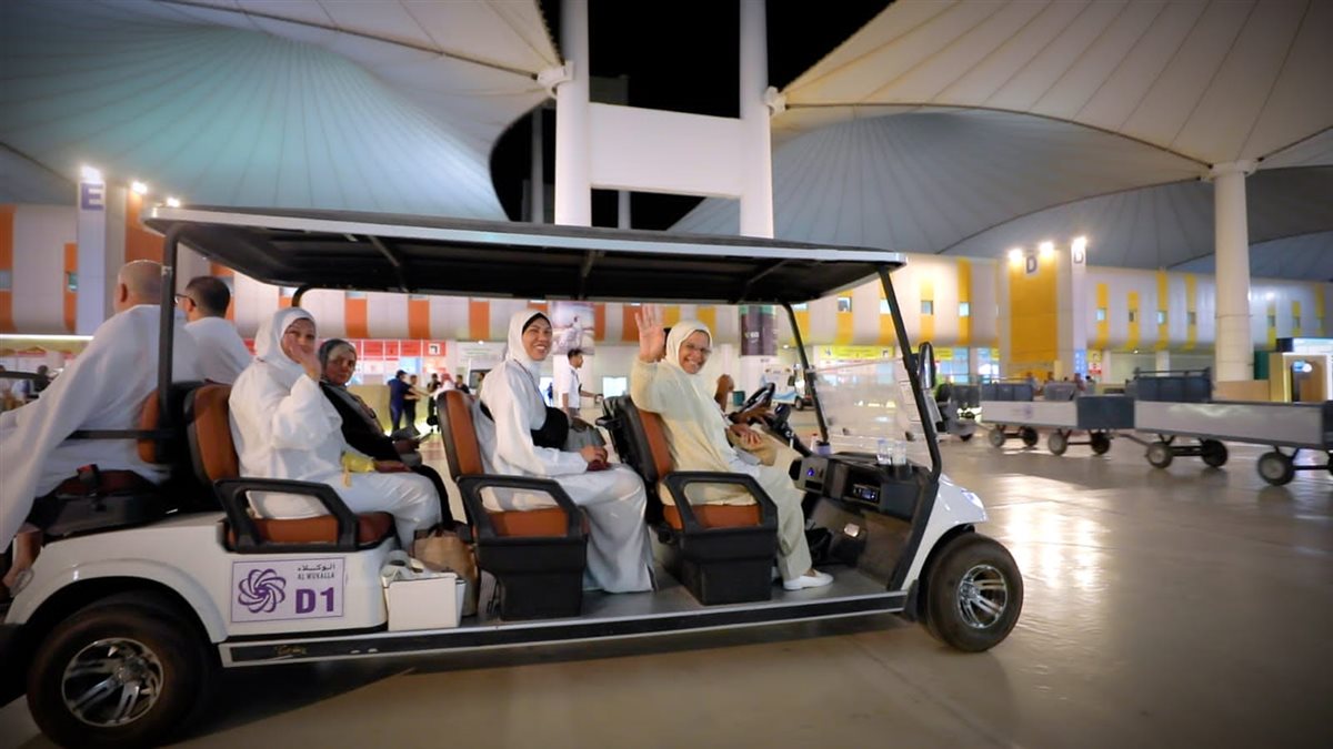 بعثة أسر شهداء الشرطة تغادر مطار القاهرة لأداء فريضة الحج 