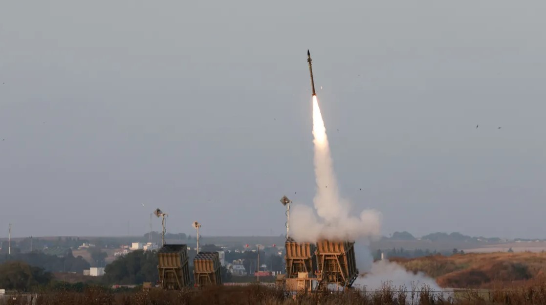 إيران تطلق أكثر من 500 صاروخ.. وخبير يكشف حجم تأثر المفاعلات النووية