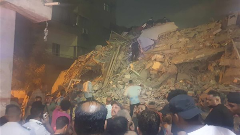 انهيار مأساوي لعقار في السيدة زينب: مصرع سيدتين وإصابة آخرين والعقار يحمل ذاكرة الفنان نور الشريف