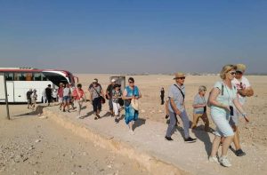 توافد سياحي على معالم المنيا الأثرية.. والمحافظ يوجه بتوفير سبل الراحة