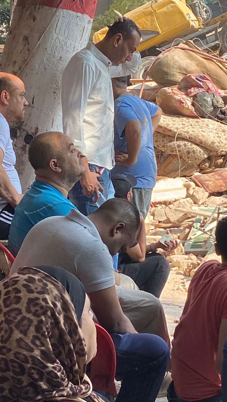 ابني لسه تحت.. لحظة انتظار قاتلة لأب أمام أنقاض عقار السيدة زينب