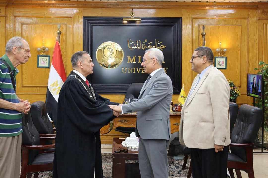 رئيس جامعة المنيا يستقبل وفد الكنيسة الإنجيلية للتهنئة بعيد الأضحى المبارك