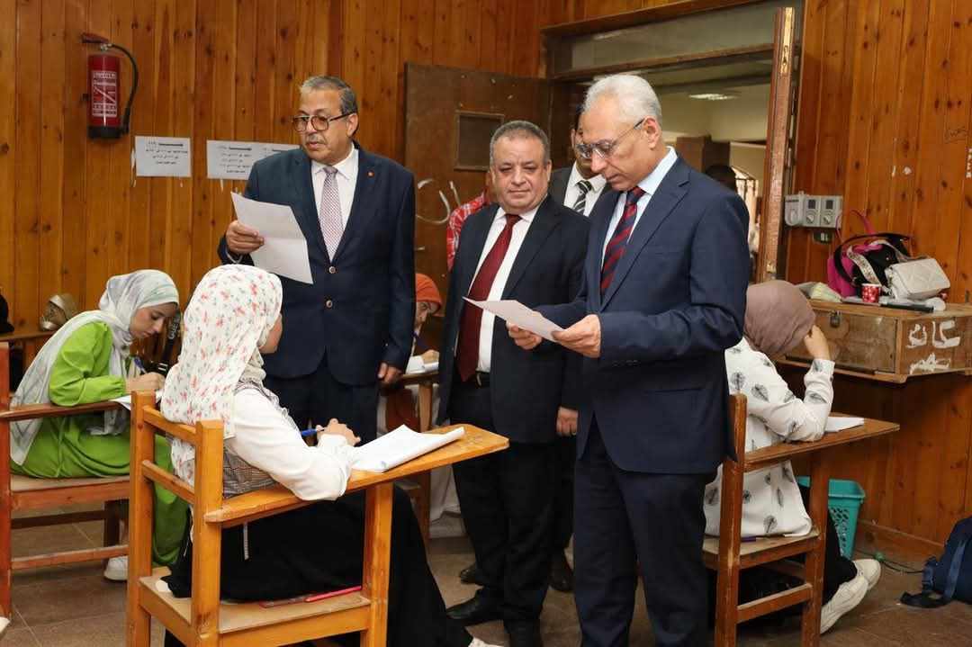 رئيس جامعة المنيا يواصل جولته التفقدية لمتابعة سير الامتحانات