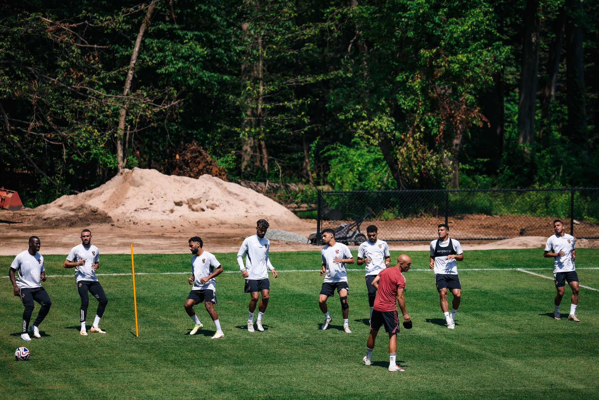 كوكا ينتظم في تدريبات الأهلي وطاهر يبدأ رحلة العلاج