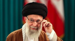 خامنئي مهددًا أمريكا:”قادرون على الوصول للمواقع الحيوية في المنطقة”