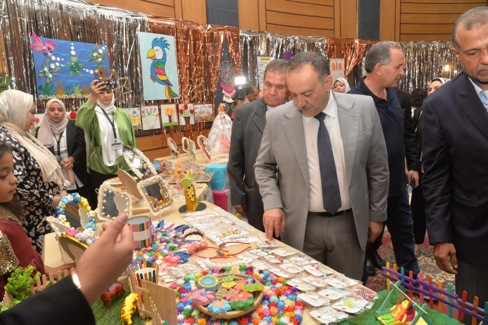 افتتاح المعرض السنوى للأنشطة التعليمية بمدارس المستقبل بأسيوط