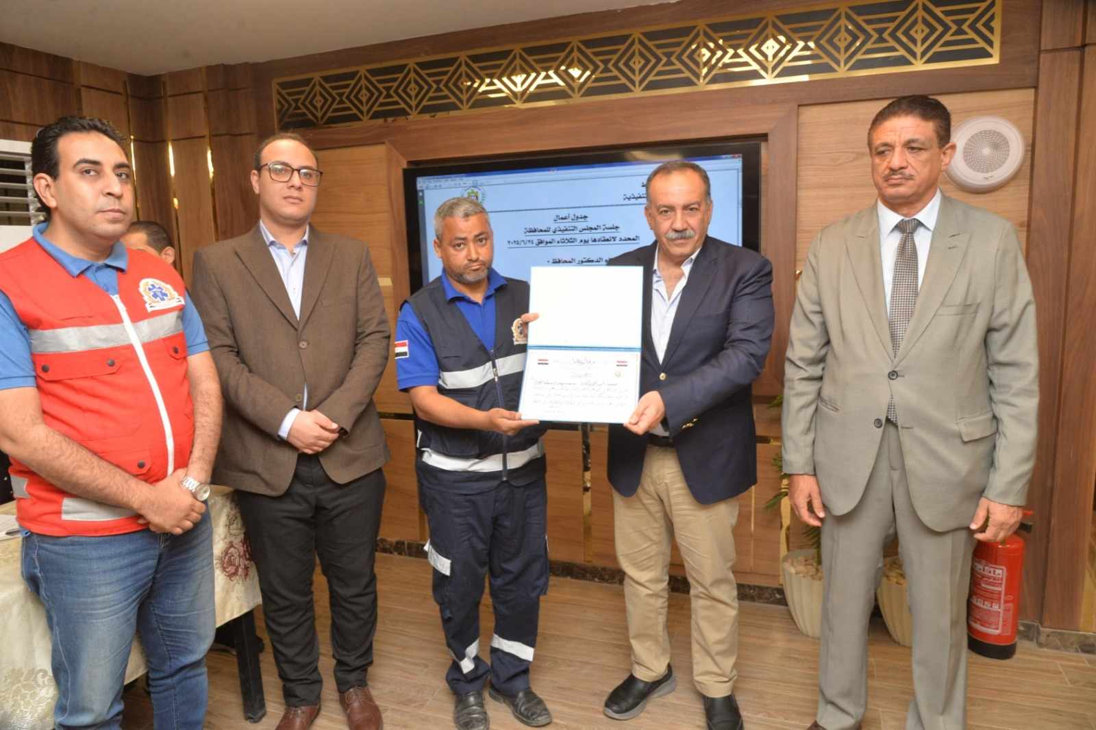 لا ينشر.. لردهما ٥٣ ألف جنية عثرا عليه أثناء أداء عملهما..محافظ أسيوط يكرم مسعفًا وسائقًا بهيئة الإسعاف