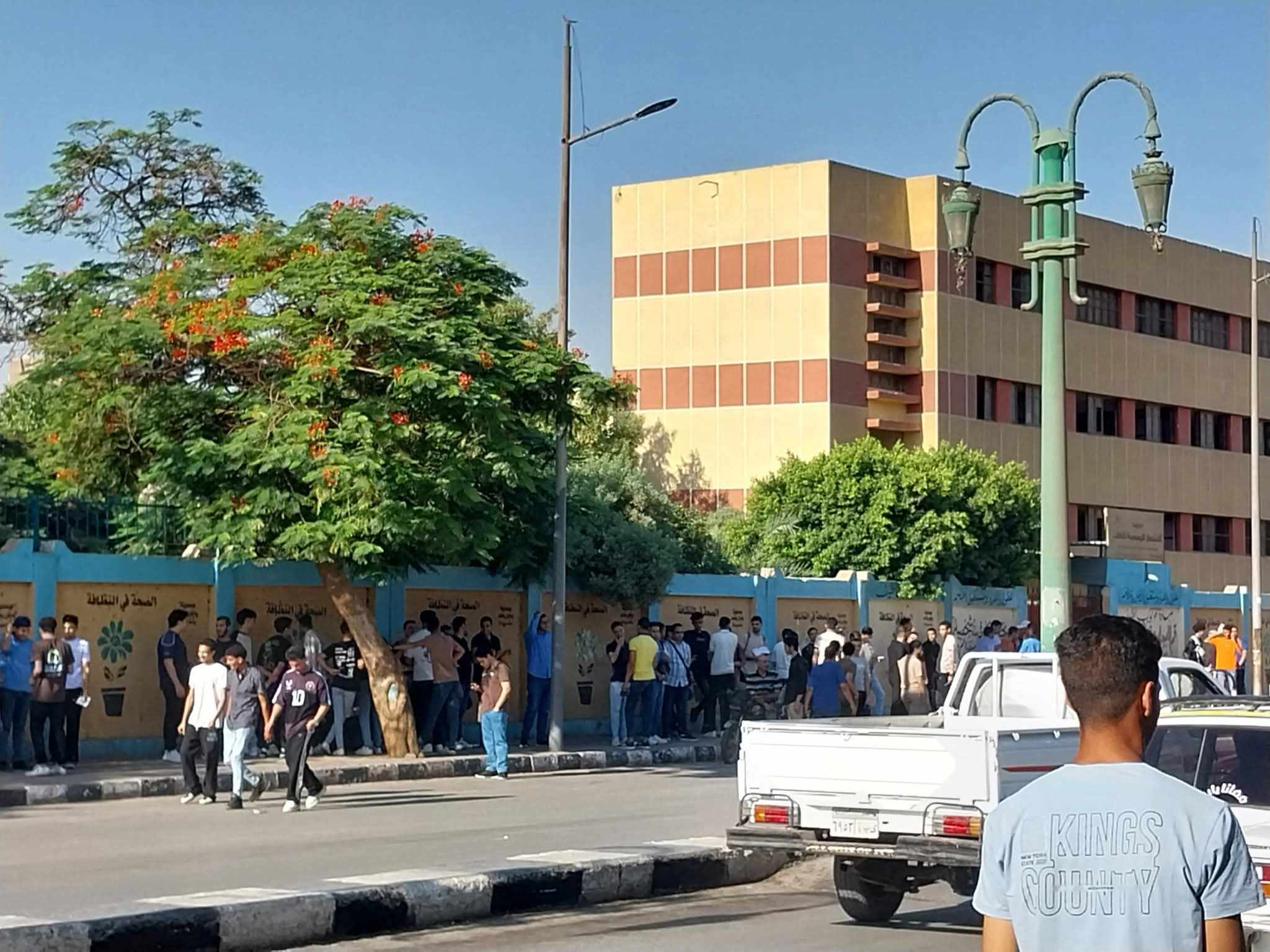 سهولة الإمتحان..بدء خروج طلاب وطالبات الشهادة الثانوية فى أول يوم إمتحانات بأسيوط