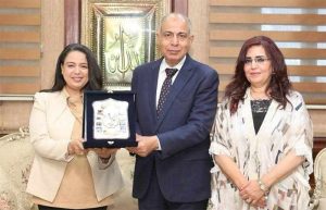 محافظ المنيا يُكرم مديرة مستشفى الرمد.. ويوجه بصرف حافز إثابة لجميع العاملين تقديرًا لتميزهم الطبي