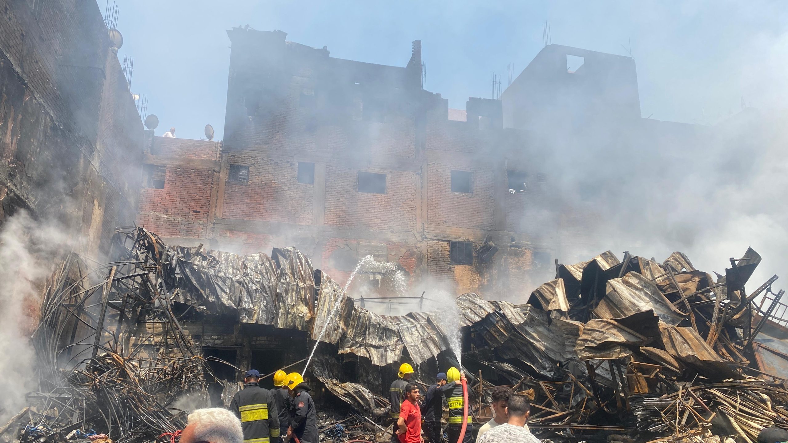 لهيب البراجيل.. النيران تلتهم مخازن مليئة بالبضائع والخسائر بالملايين