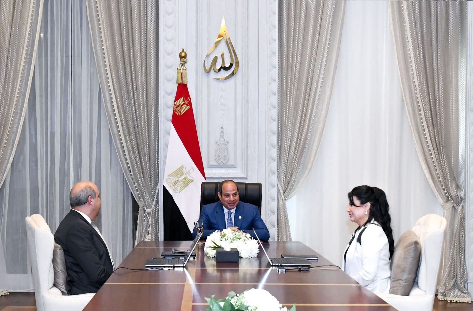 الرئيس عبد الفتاح السيسي يجتمع مع الدكتور سامح الحفني وزير الطيران المدني والسيدة سهير عبد الله رئيسة شركة مصر للطيران للخدمات الجوية بمدينة العلمين اليوم