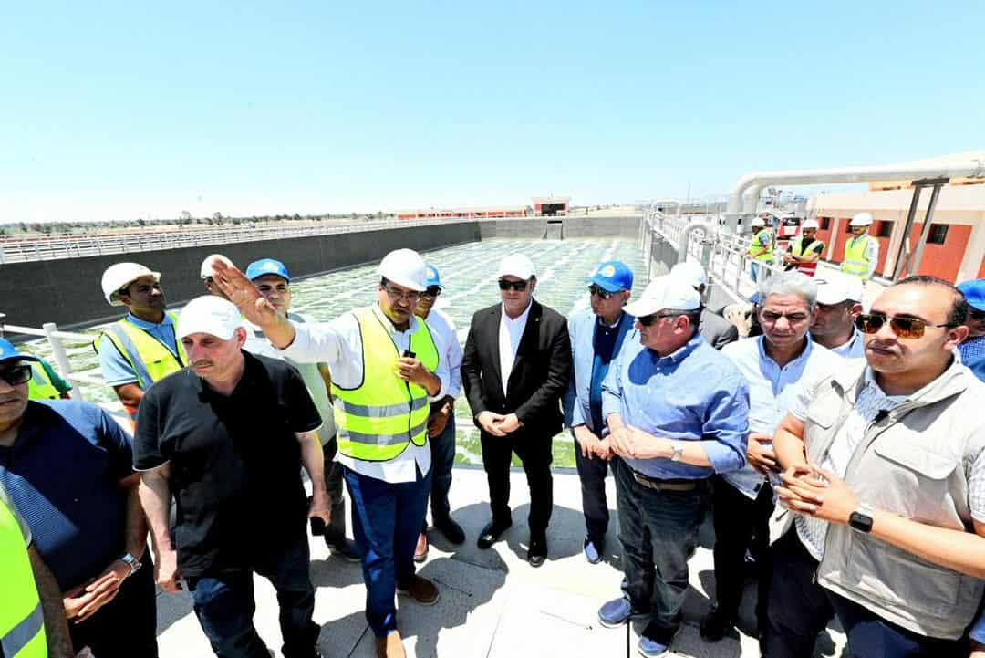 وزير الإسكان ومحافظ المنيا يتفقدان محطة معالجة صرف صحي برطباط في مركز مغاغة