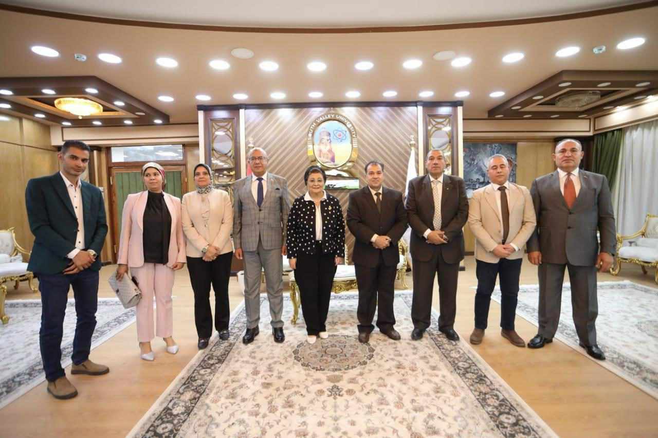 هاتف في الحمام يكشف الفضيحة.. ضبط عامل صوّر فتيات داخل كافيه بالدقي