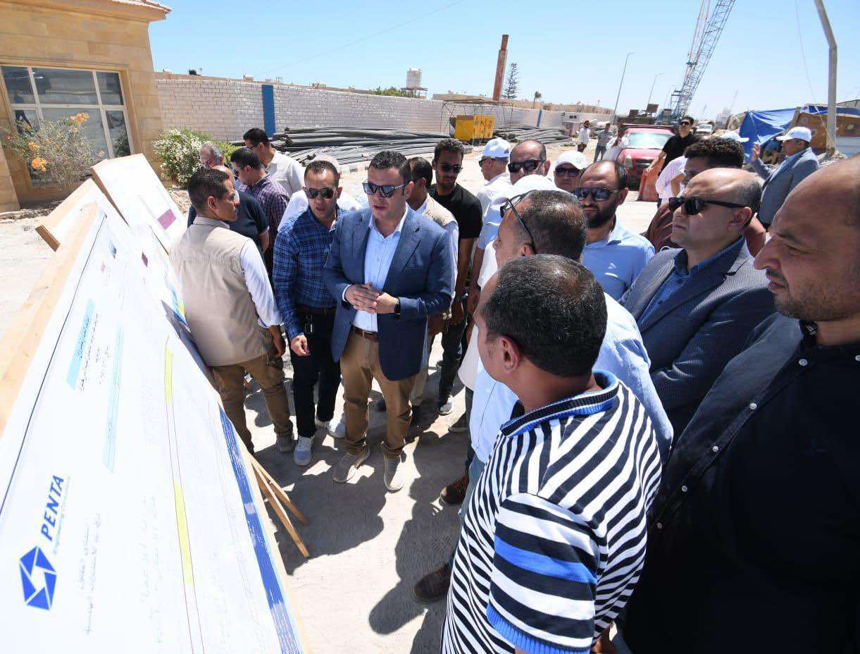 وزير الإسكان يتفقد مشروع بحيرات نيو مارينا والطرق والمداخل  بـ “مارينا الساحل الشمالي”