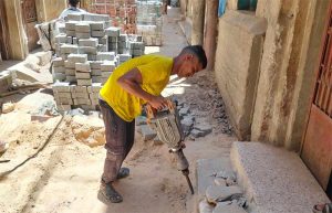 تطوير ورفع كفاءة الطرق بمنطقة الوليدية بحي شرق أسيوط