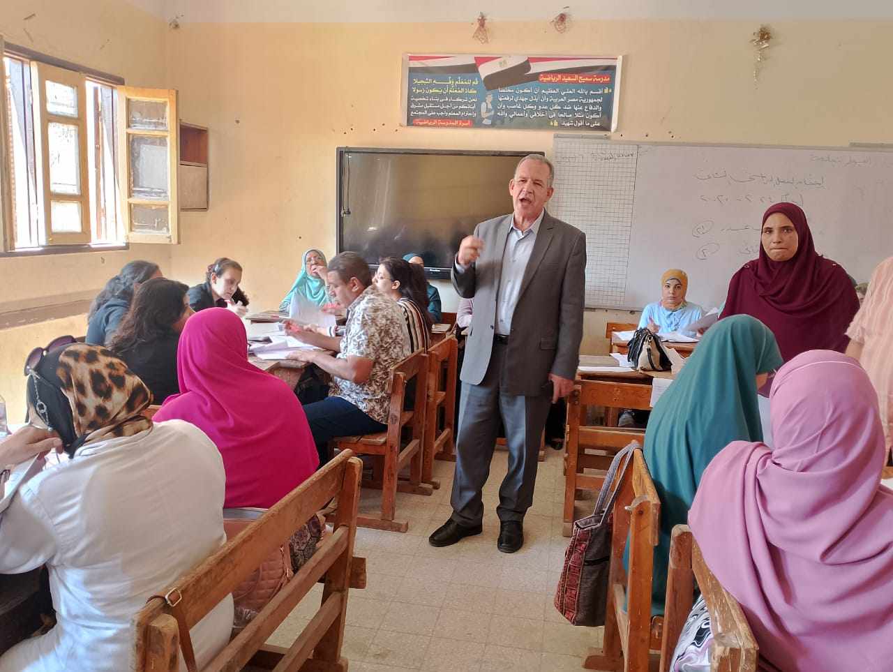 وسط إجراءات مشددة.. بدء أعمال تقدير الدرجات لامتحانات الشهادة الإعدادية بأسيوط