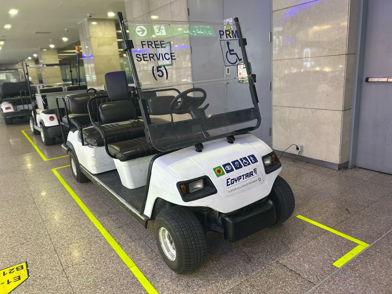 من الخدمات المجانية بمطار القاهرة الدولي عربات كهربائية لنقل كبار السن وذوي الهمم