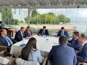 وزير الخارجية والهجرة يلتقي بمجموعة من رجال الأعمال الأتراك خلال زيارته لإسطنبول