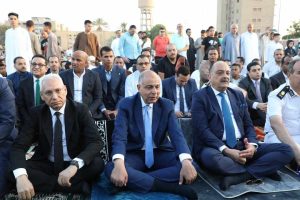 بعد صلاة العيد وسط جموع المواطنين بكورنيش النيل.. محافظ المنيا يستقبل التهاني بديوان المحافظة