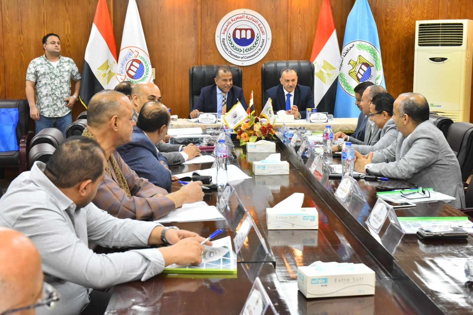 محافظ أسيوط يشيد بالغرفة التجارية لبمبادرتها بتوزيع 2500 بون غذائي للأسر الأكثر احتياجًا