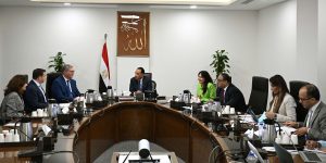 رئيس الوزراء يدعو شركة شل لزيادة استثماراتها في مصر